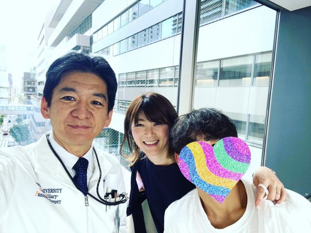 幼馴染と久々に

次男が肩の怪我をし慈恵医大病院へ！そこで久々に親友が会いに来てくれました^_^

小学生の頃からずーっと一緒に勉強してきた、慈恵医大病院の後町先生。

受験期は手紙でお互い励ましあったり、大学入ってからは何故かアメリカへ友達を訪ねる旅をしたり、まさに兄弟的な存在。

偉くなってくれたら便利！なんて言ってましたが、偉くなって、連絡するといつも即反応してくれます^_^

良き友☘️

#整形外科
#整形外科医
#整形外科ヨガ
#東京慈恵会医科大学 
#幼馴染