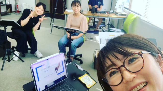 秋のバレエ安全講習講座が始まりました

オンラインと現地のデュアル開催ですので、ぜんこっくですが、現地は和気藹々とおしゃべりしたりしてます

子供から大人までバレエレッスンを行う先生からプロを目指すバレリーナまで、皆真剣に勉強してくれます。
私も毎回知識をアップデートして臨みます

#整形外科
#整形外科医
#整形外科ヨガ
#バレエ